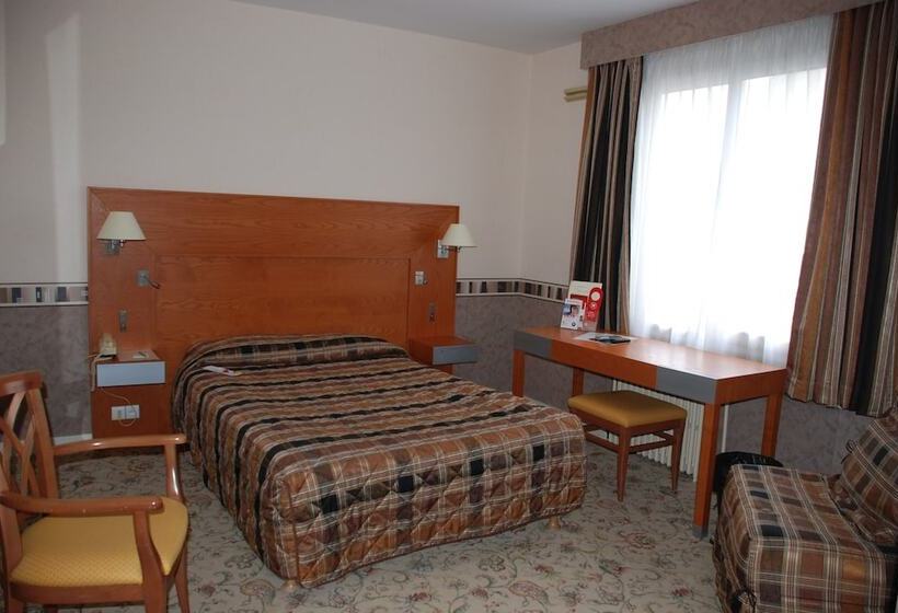 חדר סטנדרט לארבעה, Hôtel Le Bellevue Montrichard 3 étoiles