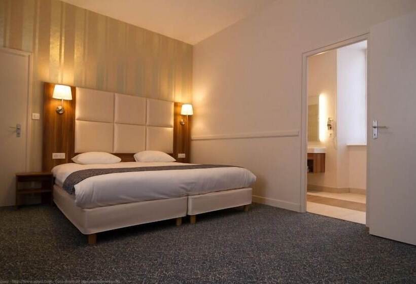 חדר משפחתי, Logis Hotel Du Chateau