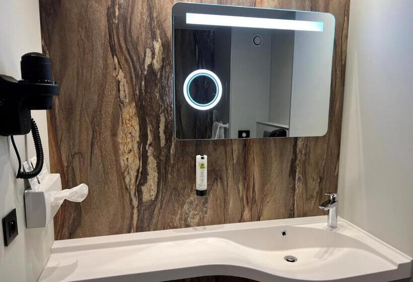 정원 전망 4인용 스탠다드 룸, Logis Hôtel Restaurant Des Acacias Lille Tourcoing