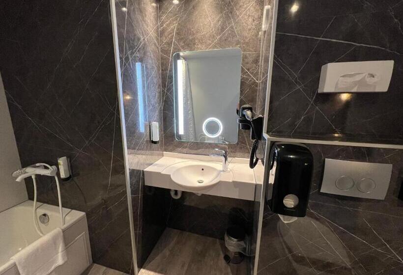 정원 전망 4인용 스탠다드 룸, Logis Hôtel Restaurant Des Acacias Lille Tourcoing