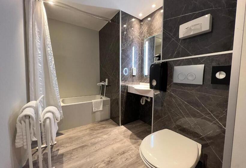 غرفة قياسية رباعية مطلة على الحديقة, Logis Hôtel Restaurant Des Acacias Lille Tourcoing