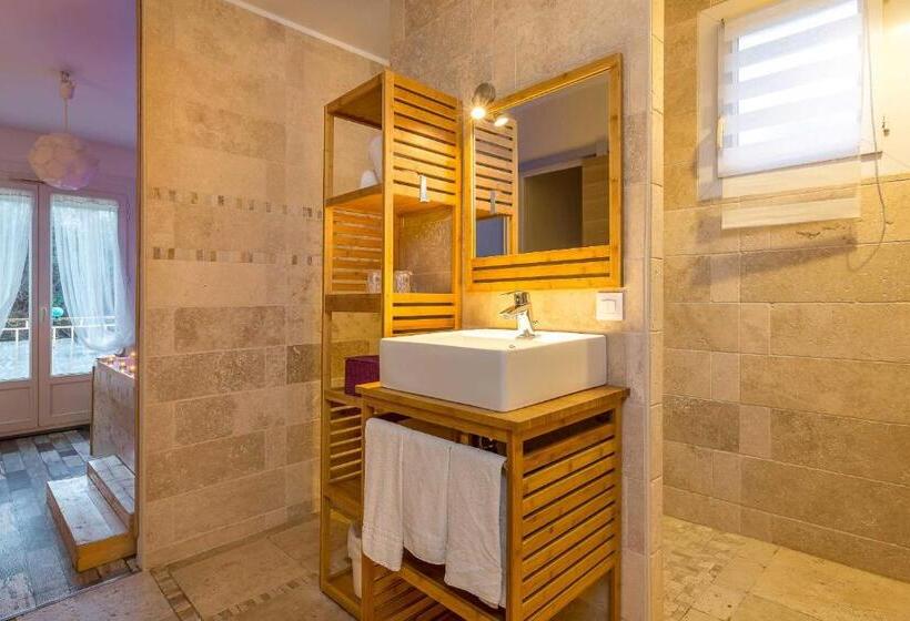 Номер Стандарт с Гидромассажем, The Originals Boutique, Clair Hôtel, Martigues