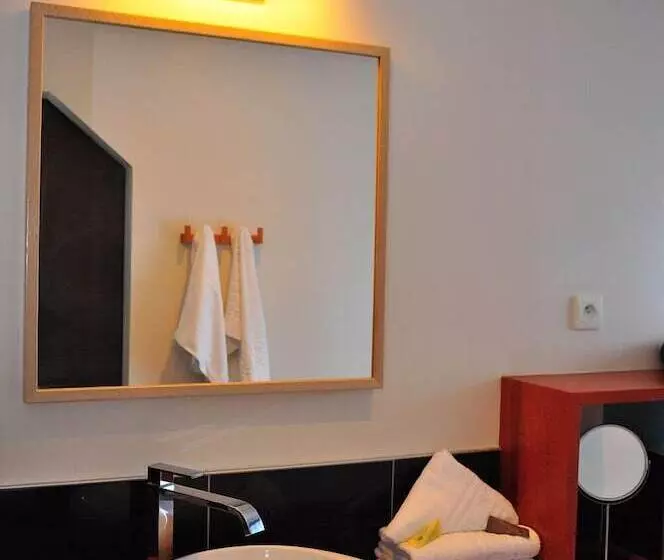 Superior Interior Room, Des Rochers