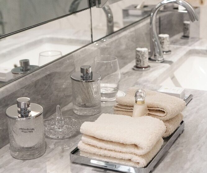 スーペリアールーム, Four Seasons Hotel George V Paris