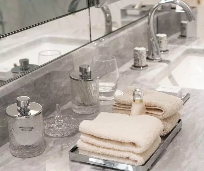プレミアムルーム, Four Seasons Hotel George V Paris