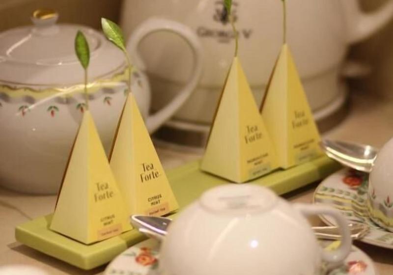 キングサイズベッドのスーペリアルーム, Four Seasons Hotel George V Paris