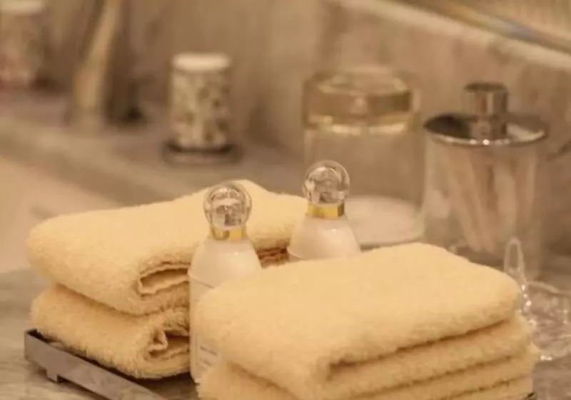 キングサイズベッドのスーペリアルーム, Four Seasons Hotel George V Paris