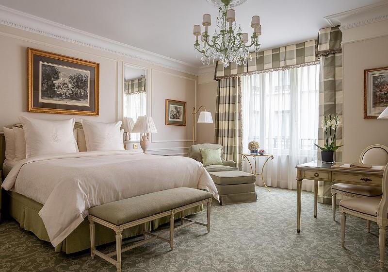 キングサイズベッドのスーペリアルーム, Four Seasons Hotel George V Paris