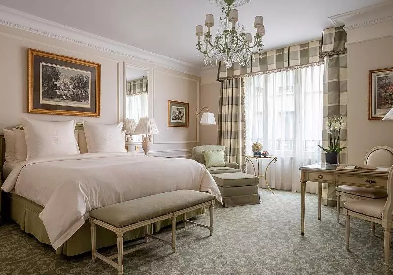 キングサイズベッドのスーペリアルーム, Four Seasons Hotel George V Paris
