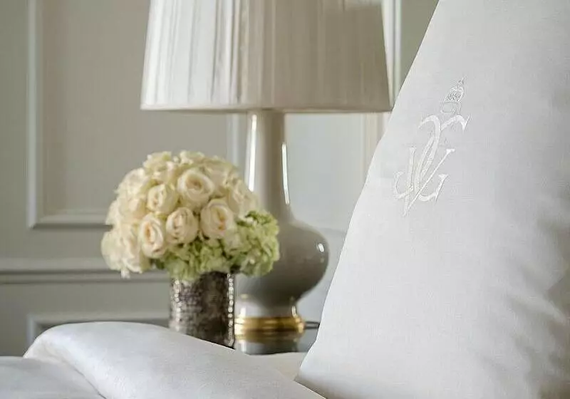 キングサイズベッドのスーペリアルーム, Four Seasons Hotel George V Paris