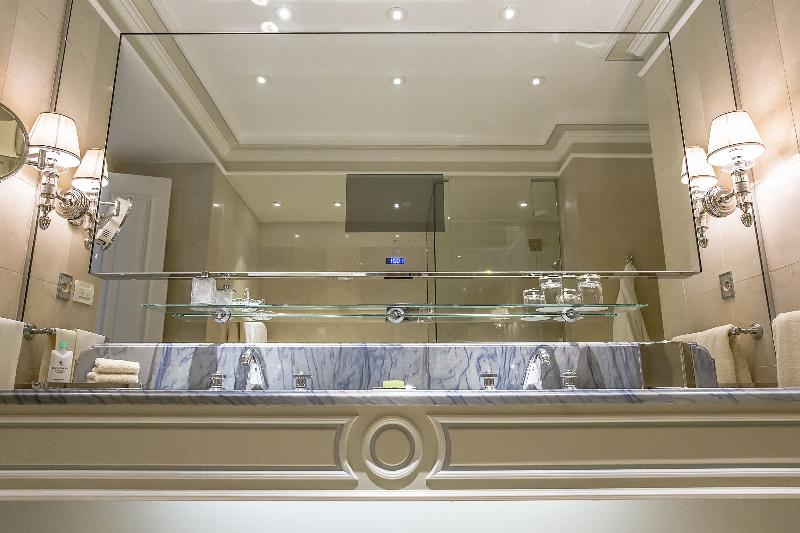 プレミアムルーム, Four Seasons Hotel George V Paris