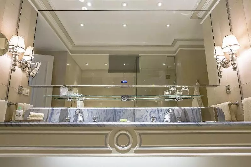 プレミアムルーム, Four Seasons Hotel George V Paris