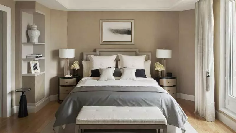 キングサイズベッドのスイートルーム, Four Seasons Hotel George V Paris