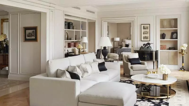 キングサイズベッドのスイートルーム, Four Seasons Hotel George V Paris