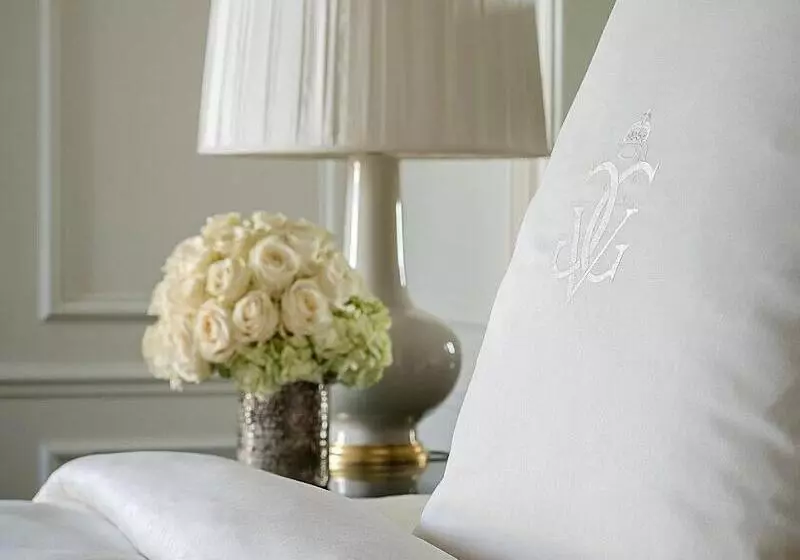 キングサイズベッドのスイートルーム, Four Seasons Hotel George V Paris