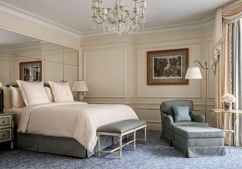 キングサイズベッドのスイートルーム, Four Seasons Hotel George V Paris