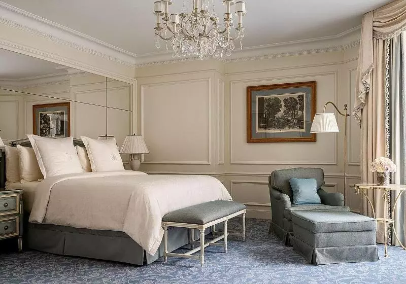キングサイズベッドのスイートルーム, Four Seasons Hotel George V Paris