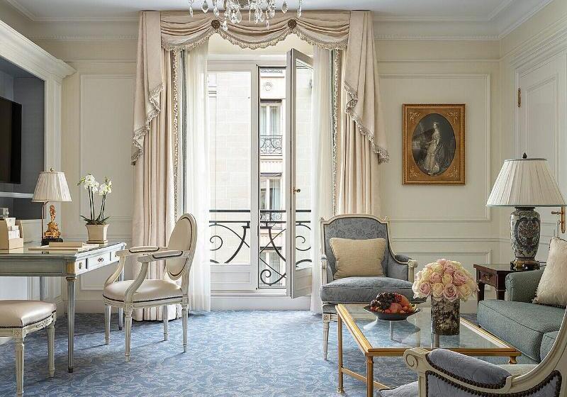 キングサイズベッドのスイートルーム, Four Seasons Hotel George V Paris