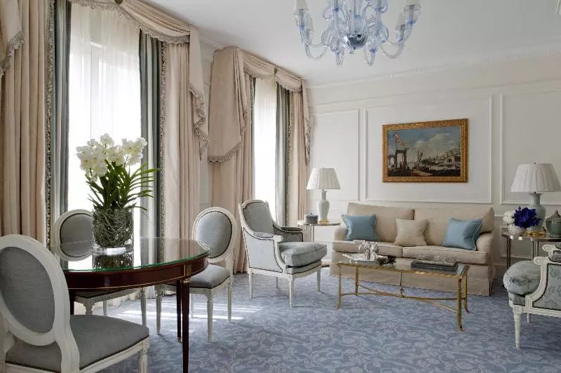 キングサイズベッドのスイートルーム, Four Seasons Hotel George V Paris