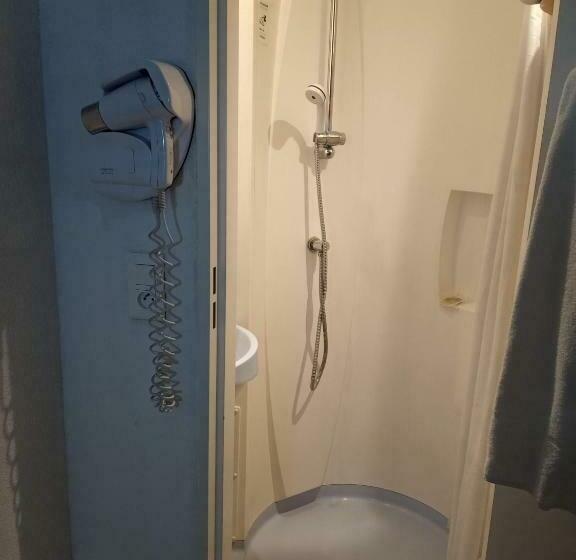 חדר סטנדרט לארבעה, Hôtel De Lyon