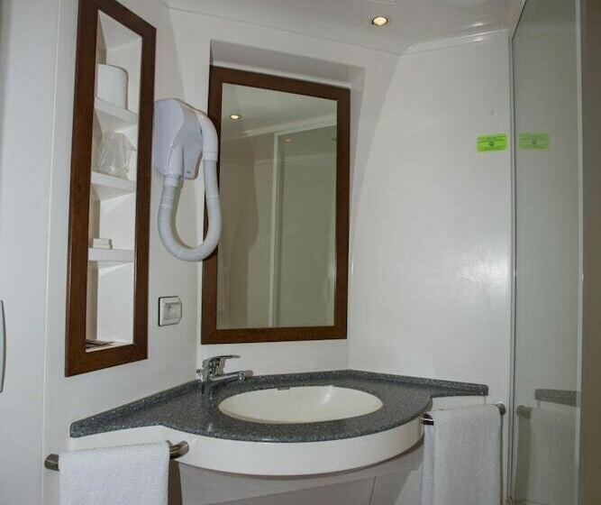 חדר סטנדרט לשלושה, Hôtel De Lyon