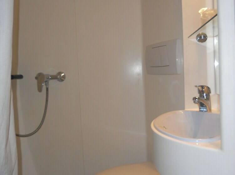 חדר סטנדרט לשלושה, Hôtel De Lyon