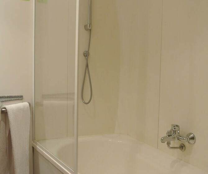 חדר סטנדרט לארבעה, Hôtel De Lyon