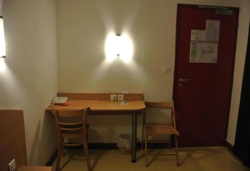 חדר סטנדרט לשלושה, Hôtel De Lyon