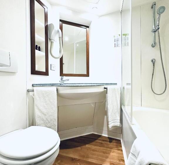 Четырехместный Номер Стандарт, Hôtel De Lyon