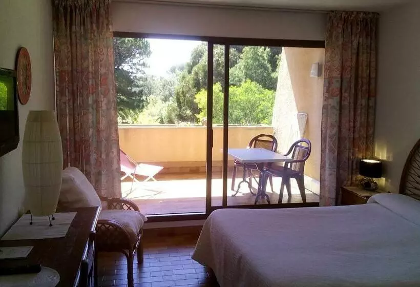 プールの見えるスタンダードトリプルルーム, Hôtel Les Palmiers