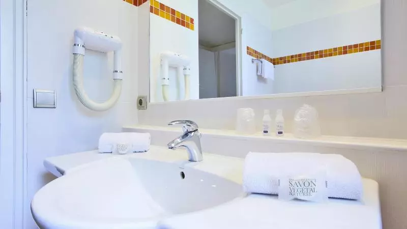 اتاق استاندارد سه نفره, Kyriad Hotel Tours Centre