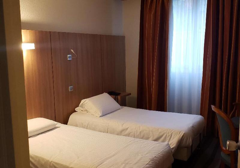 חדר סטנדרט לשלושה, Kyriad Hotel Tours Centre