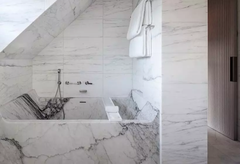 Suite, Lutetia