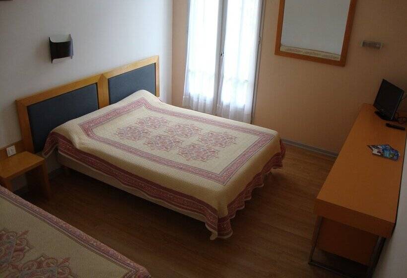 Семейный Номер, Hôtel Au Petit Languedoc