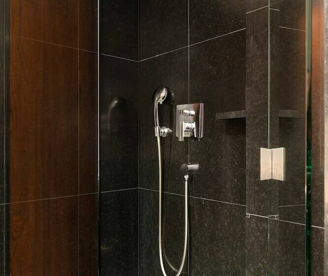 سوییت جونیور, Le Metropolitan Paris Tour Eiffel, A Tribute Portfolio