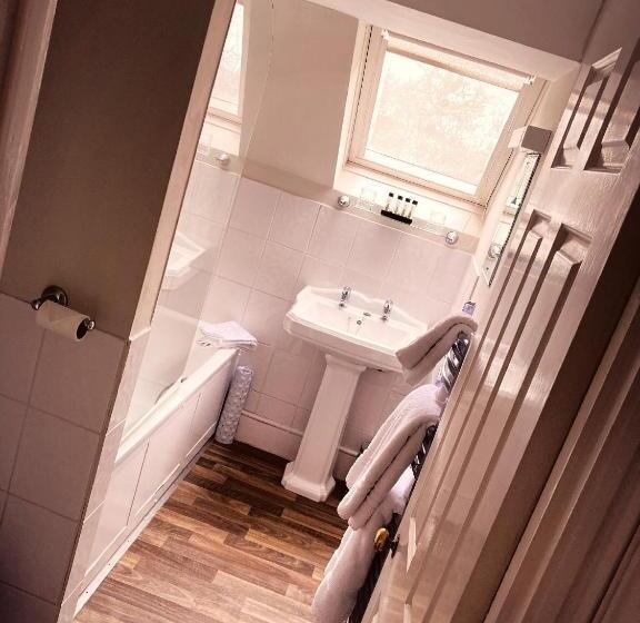 חדר משפחתי, Inn For All Seasons