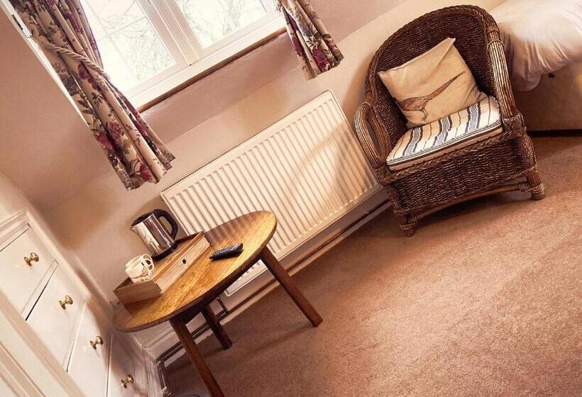 חדר משפחתי, Inn For All Seasons