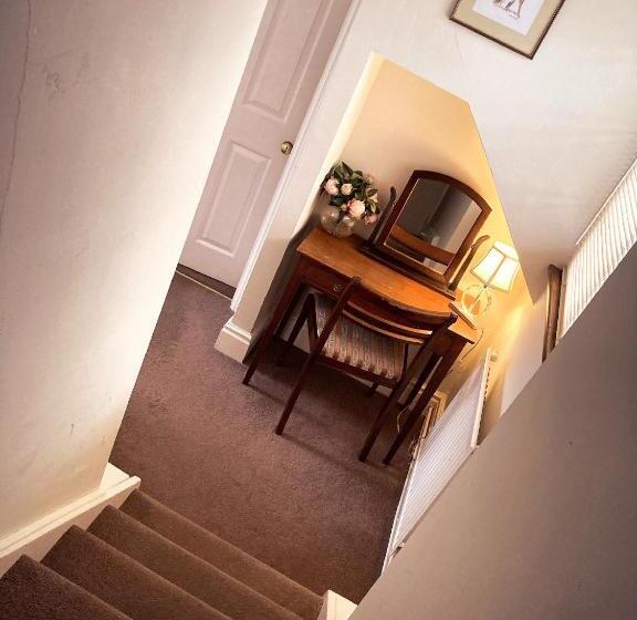 חדר משפחתי, Inn For All Seasons