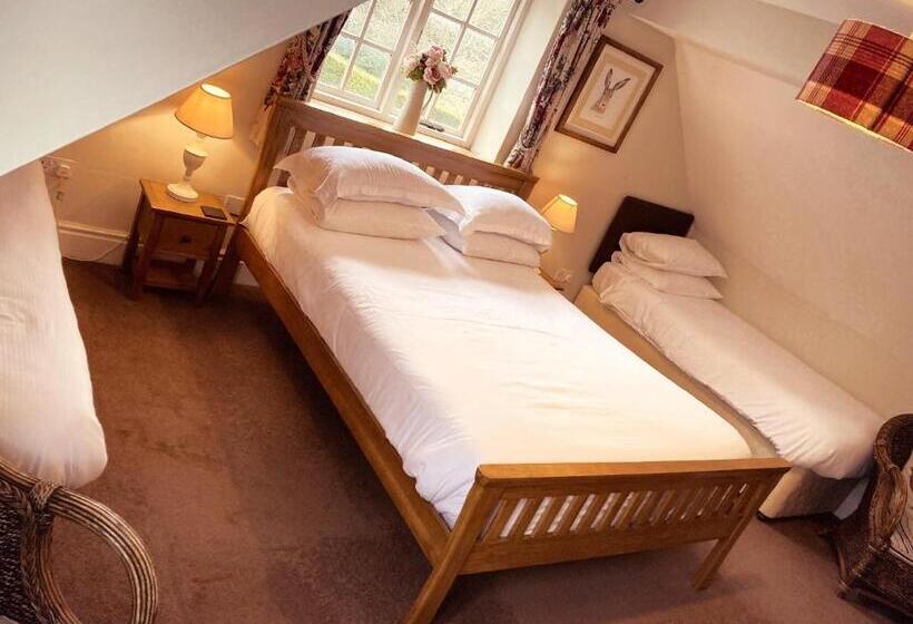 חדר משפחתי, Inn For All Seasons