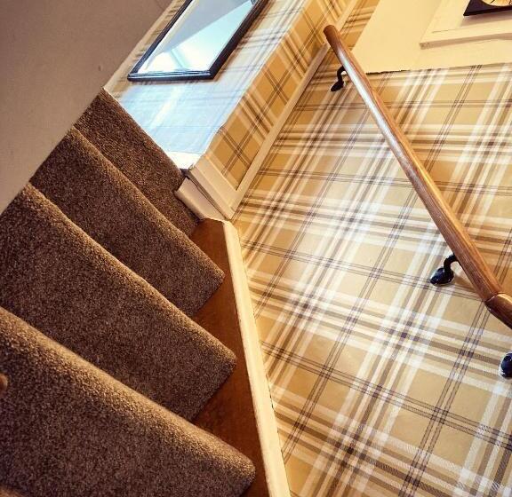 חדר משפחתי, Inn For All Seasons