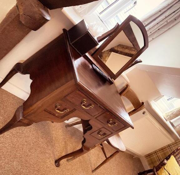 חדר משפחתי, Inn For All Seasons