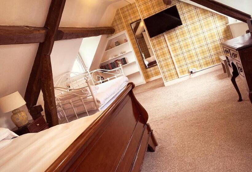 חדר משפחתי, Inn For All Seasons