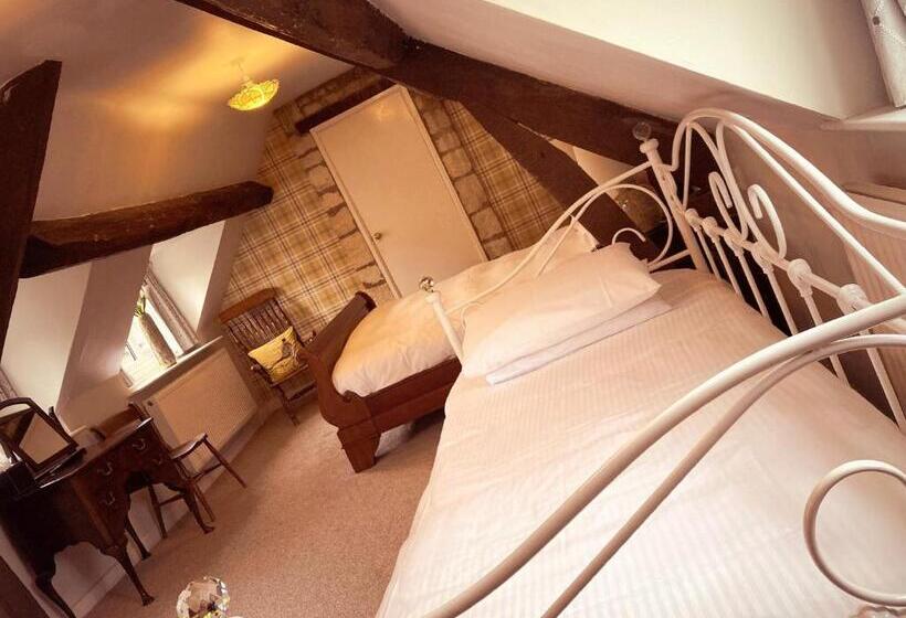 חדר משפחתי, Inn For All Seasons