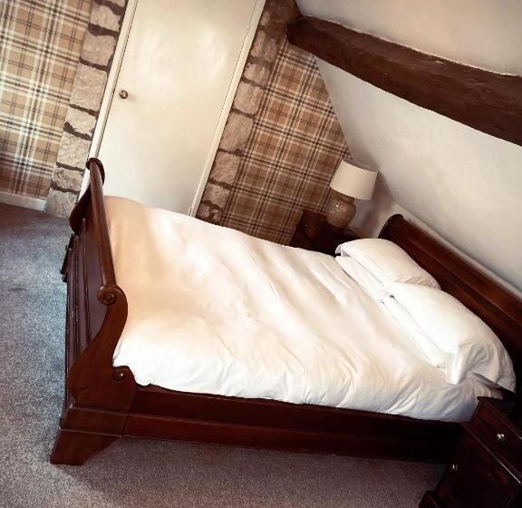 חדר משפחתי, Inn For All Seasons