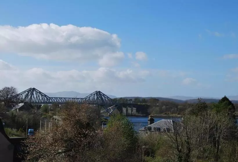 اتاق لوکس با چشم‌انداز دریا, Falls Of Lora