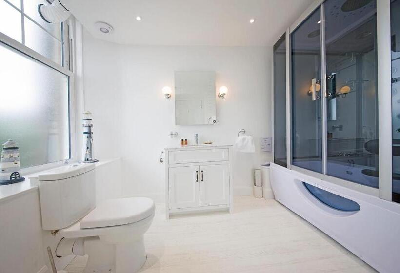 اتاق لوکس با چشمانداز دریا, Falls Of Lora