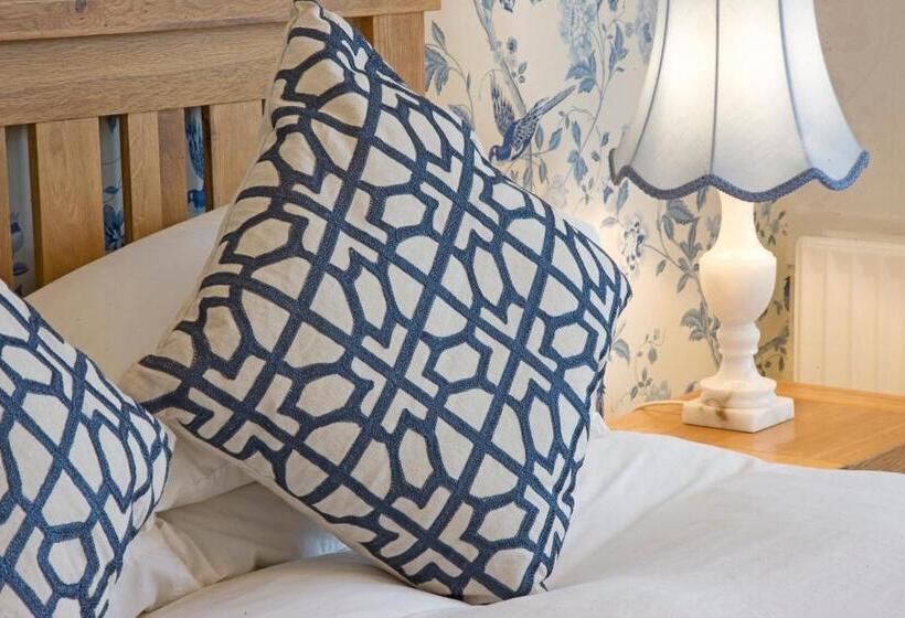 اتاق لوکس با چشمانداز دریا, Falls Of Lora