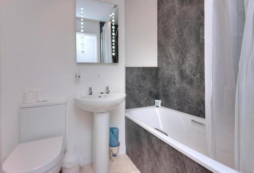 اتاق عادی, Falls Of Lora