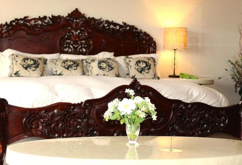 اتاق لوکس با بالکن و چشمانداز دریا, Falls Of Lora