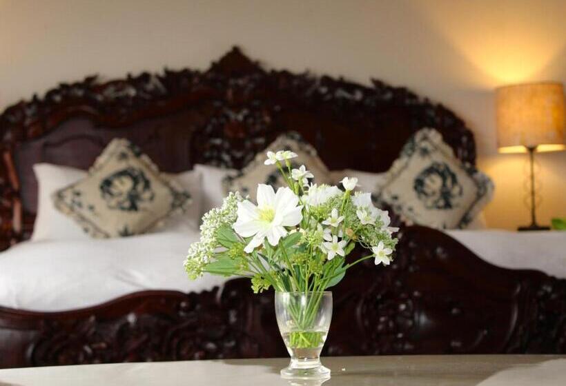 اتاق لوکس با بالکن و چشمانداز دریا, Falls Of Lora